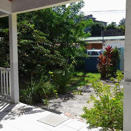La Petite Maison, Spacieuse, Avec Jardin / Parking Sainte-Rose Exteriör bild