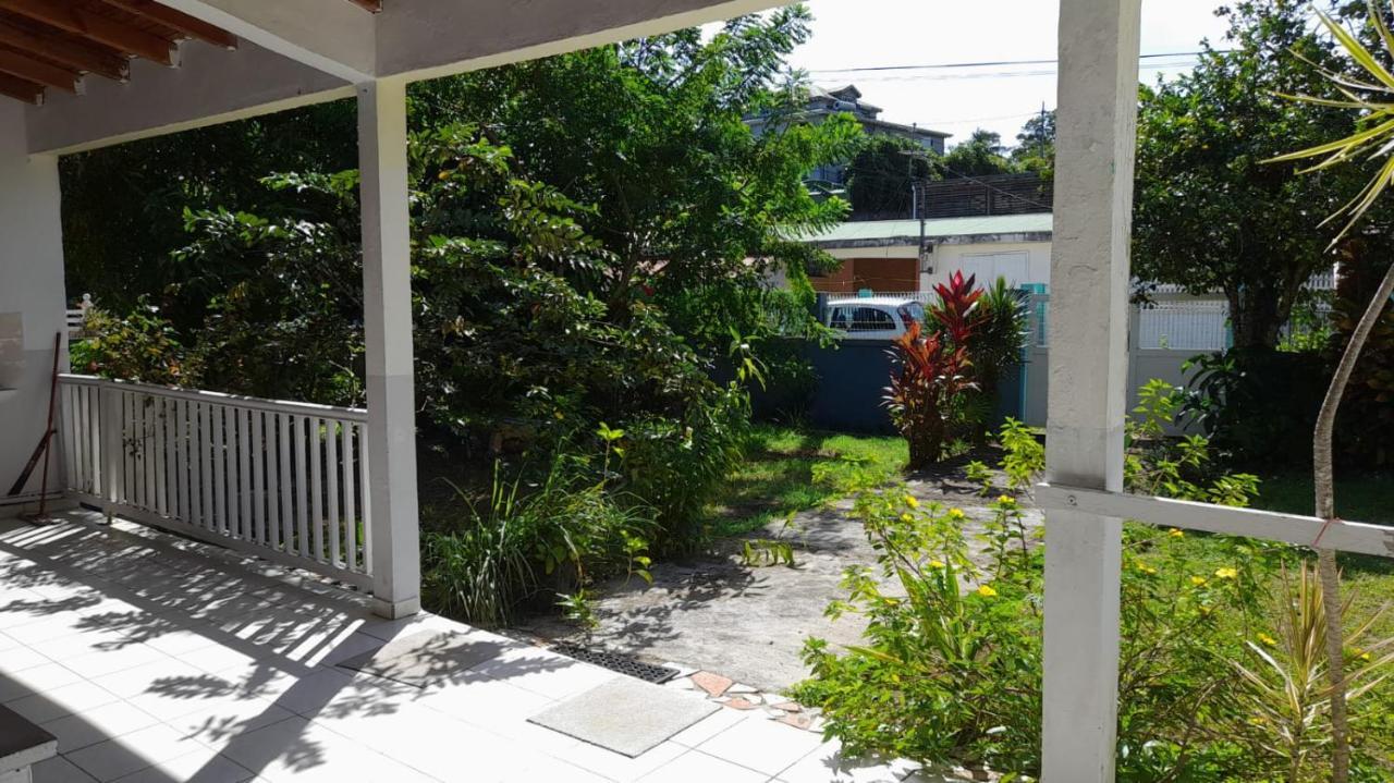 La Petite Maison, Spacieuse, Avec Jardin / Parking Sainte-Rose Exteriör bild